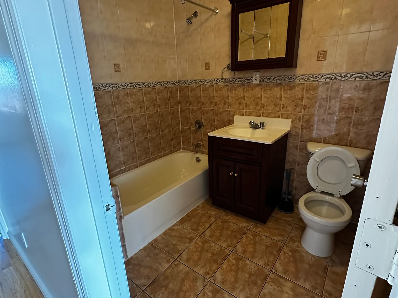 3 bed, 1000 sqft, $3,700 — Photo 2