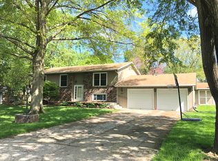 1910 E Meadowhill Ln, Mahomet, IL 61853