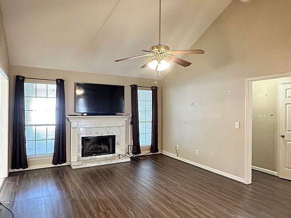 3rd image of 211 Brookhollow Dr