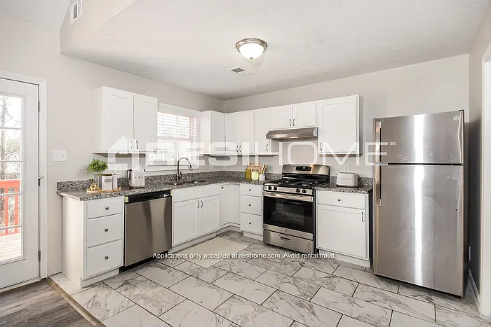 3 bed, 2.0 bath, 1210 sqft, $1,945 — Photo 2