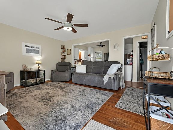 4th image of 425 W 10th St