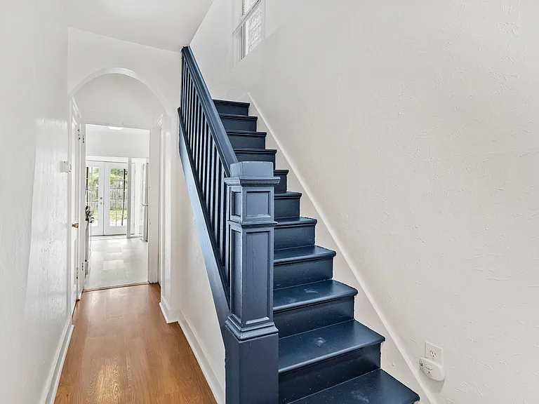 34 Estella Ave — Photo 3