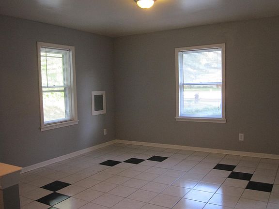 5th image of 609 Lamoreaux Dr NW
