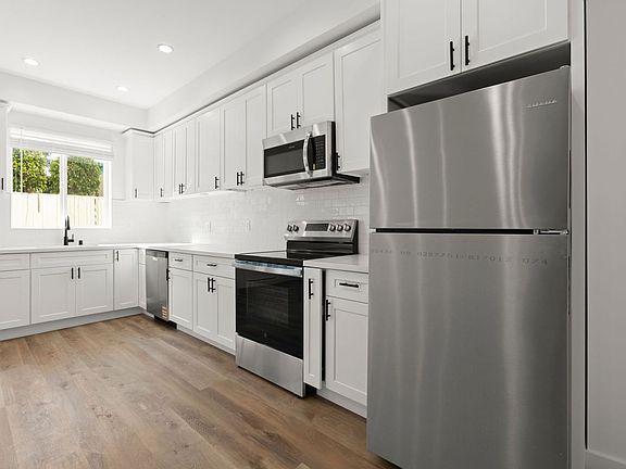4th image of 1537 Centinela Ave #8