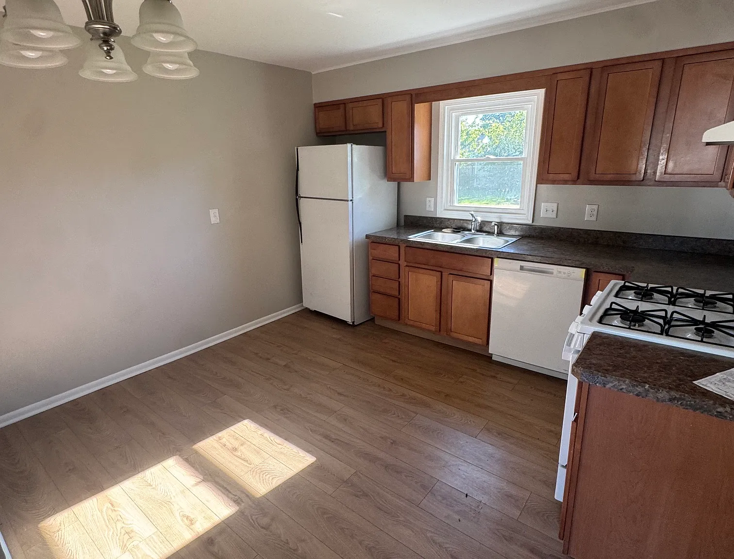 3 bed, 1080 sqft, $1,500 — Photo 2