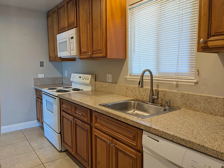 Carmichael Woods Apartments — Photo 8