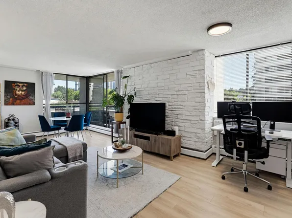 3737 Bartlett Ct #302, Burnaby, BC V3J 7E3