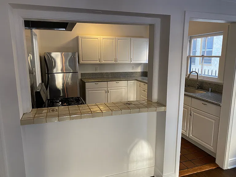 Breakfast Bar Access To Kitchen