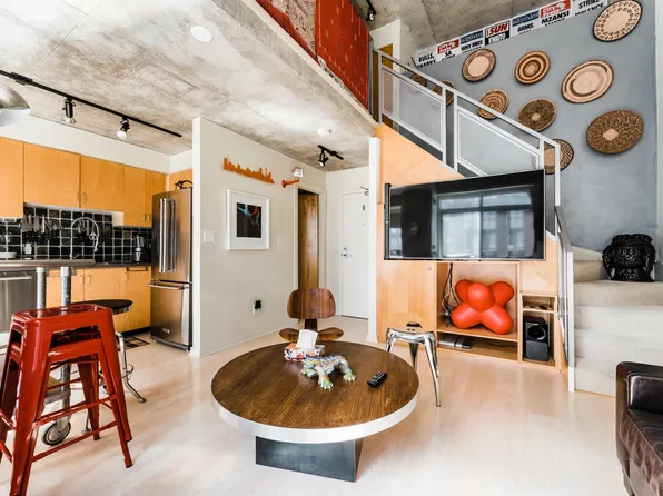 800 King St, West Toronto, IA M5V