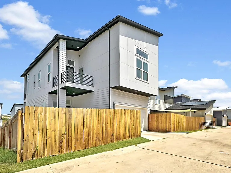 7329 Cordoba Dr — Photo 34