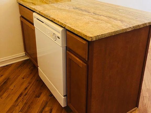 Island Kitchen Counter w dishwasher