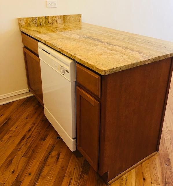 Island Kitchen Counter w dishwasher