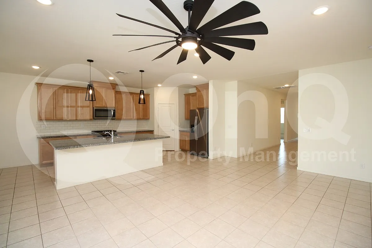 4 bed, 2.0 bath, 2109 sqft, $2,195 — Photo 3