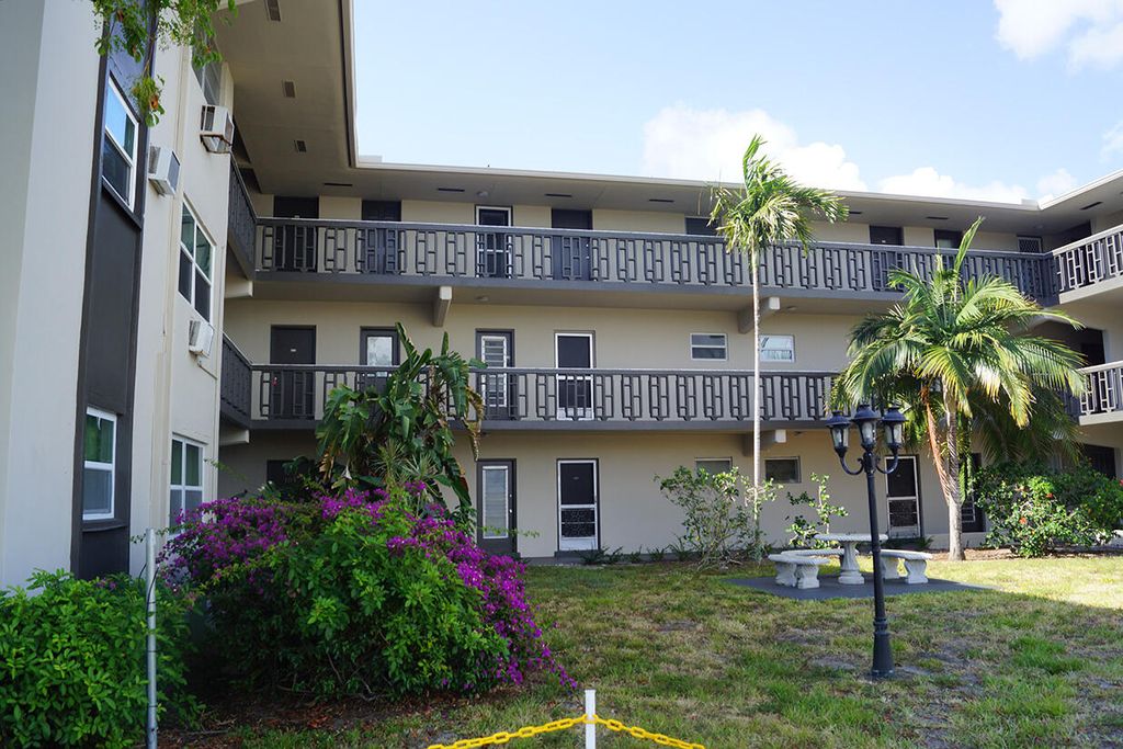 1250 E SAMPLE Road #303, photo 3
