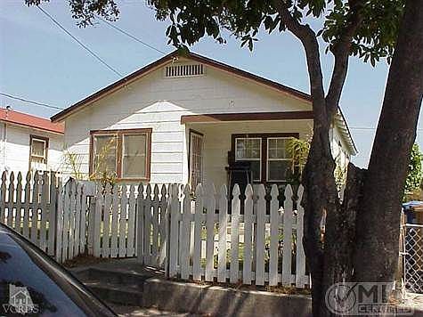 This is the house on the right and uses 521 N Oak as an address.