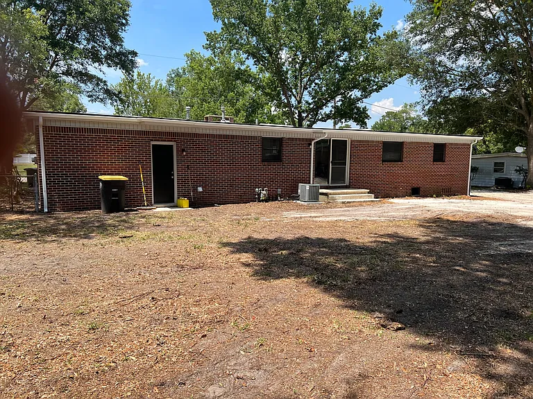 Very large back yard . Sliding glass doors opens onto backyard porch also door leading from garage to the backyard.Fully fenced in yard with one double gate on the left side and one single gate on the right side.