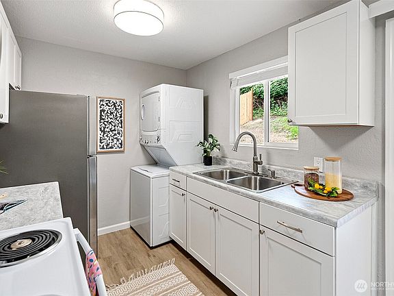 4th image of 3224 Halverson Avenue