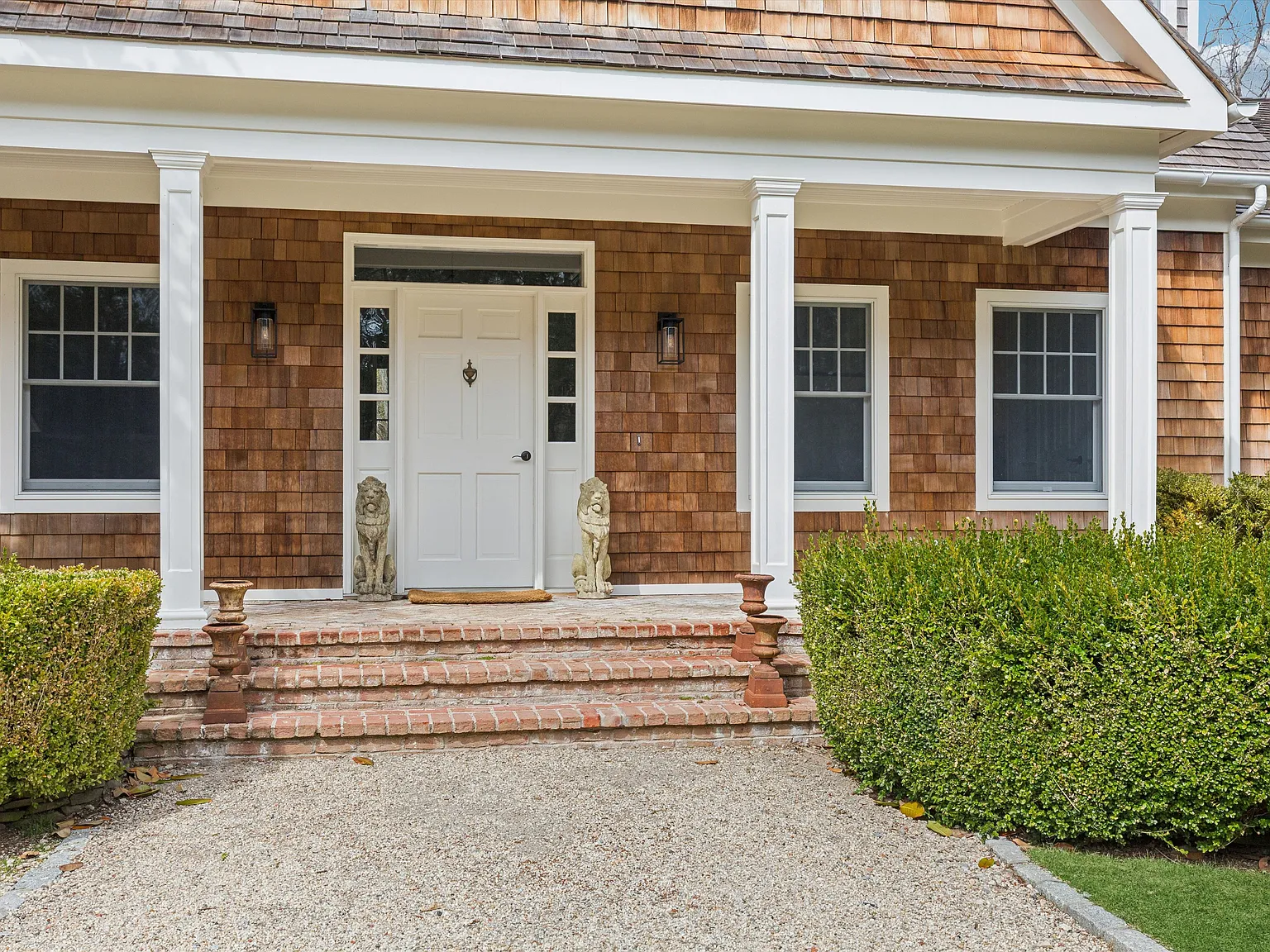 Charming North Haven Traditional, Pool & Private a Rare Find — Photo 3