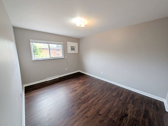 2nd image of 110 Cromwell Pl #5