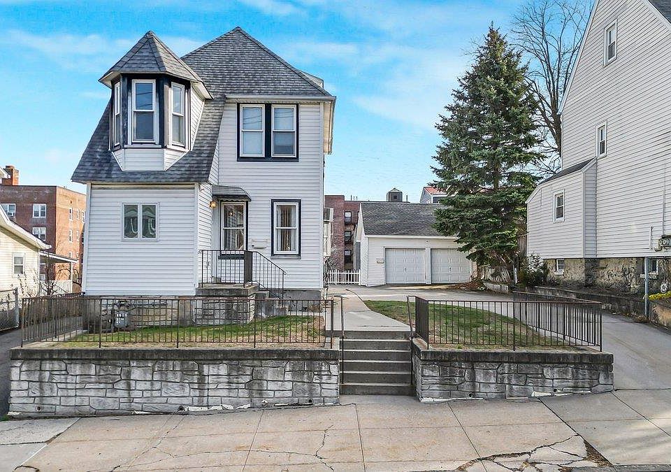 1st image of 28 Crescent Place