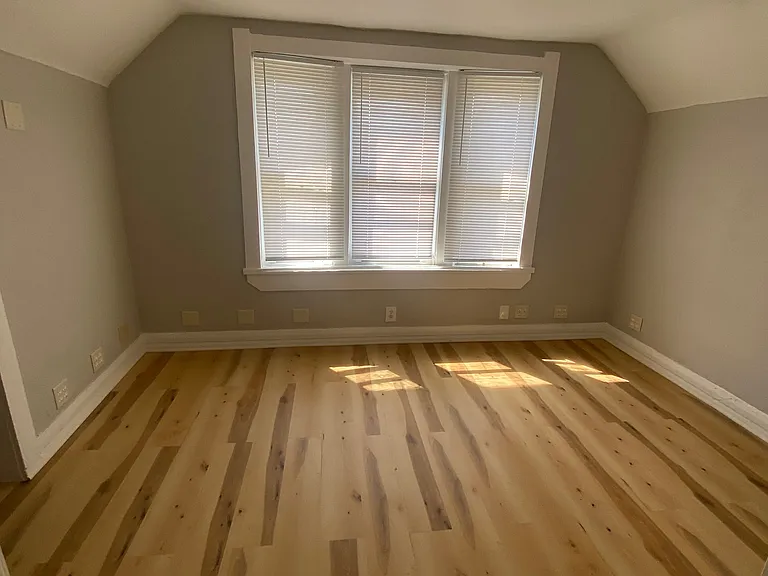 229 E Oakland St — Photo 10