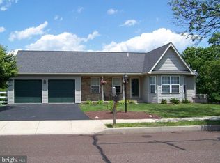 30 Greenleaf Cir, Perkasie, PA 18944