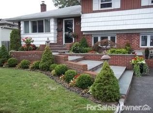 108 Lincoln Rd E, Plainview, NY 11803