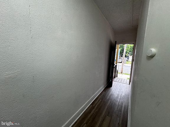 2nd image of 323 Vine St E APT B