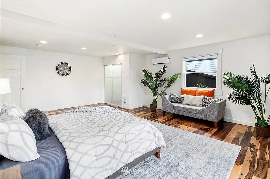 4 bed, 2600 sqft, $1,400 — Photo 2