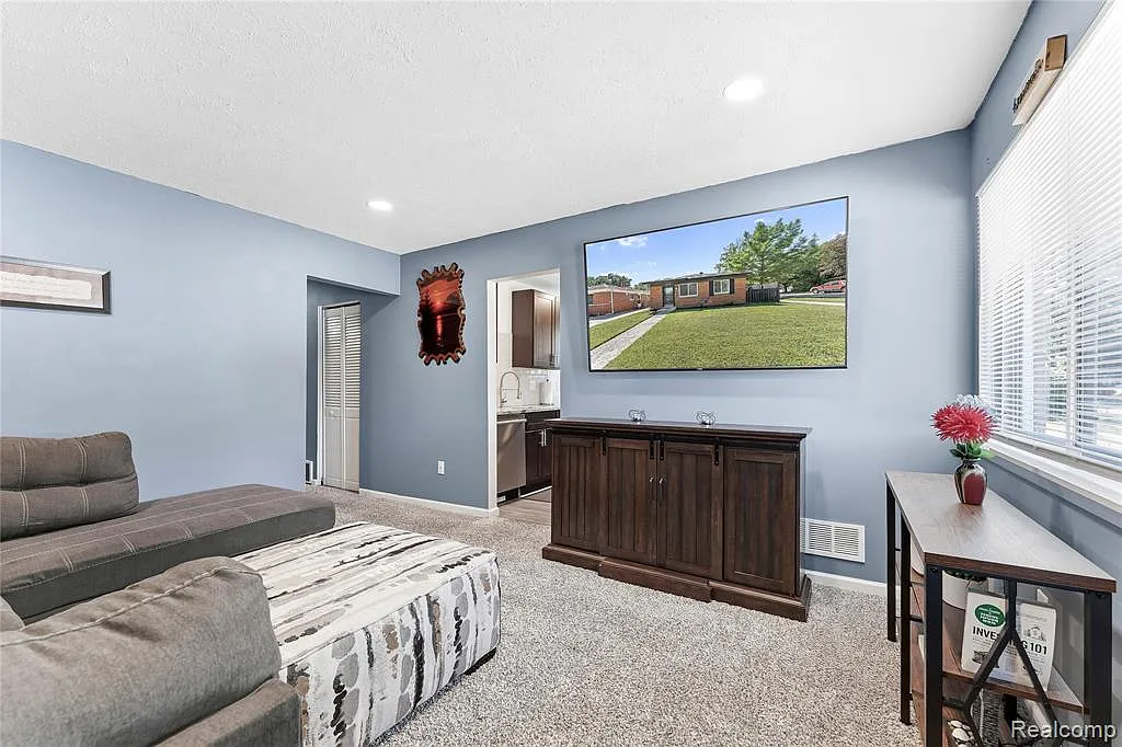 3 bed, 1.0 bath, 1000 sqft, $1,800 — Photo 4