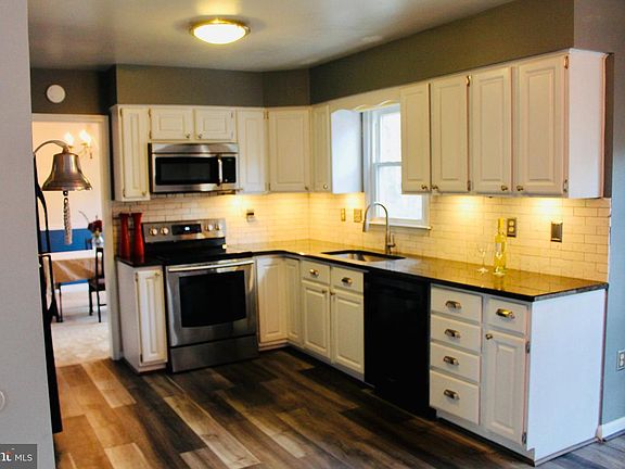 3rd image of 4744 Shadow Woods Ct