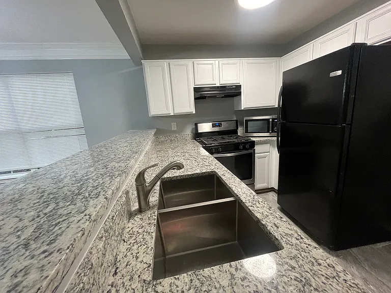 3614 Regency Park Dr — Photo 5