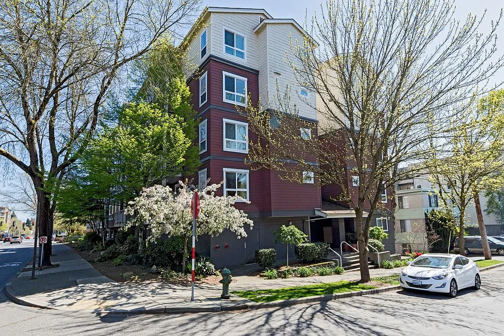 Top Floor 2bed/1.25bath Condo w/Secure Parking — Photo 2