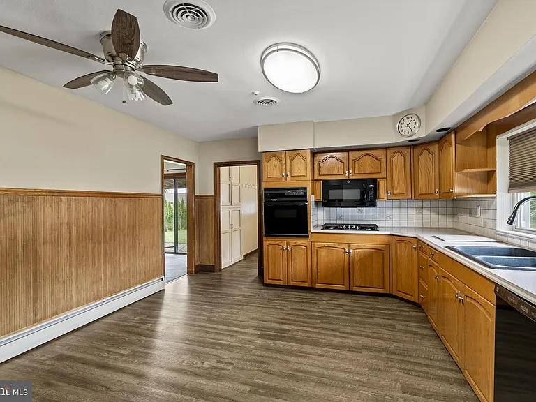819 Mercer St — Photo 10