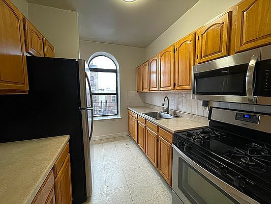 4th image of 2010 Bergen St #3