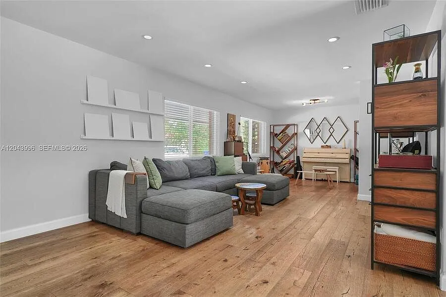 5721 SW 59th Ct — Photo 3