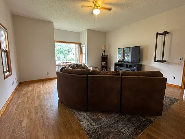 611 N Cascade St — Photo 2
