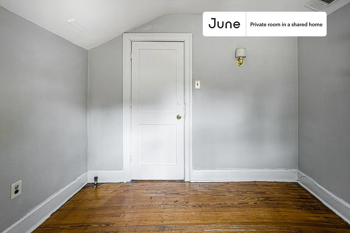 Full bedroom in 6 bed/3 bath home in Brookland #1098 F — Photo 3