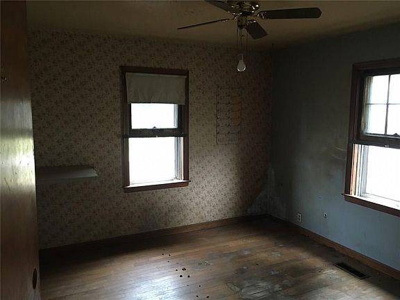 3rd image of 2415 S Villa Ave