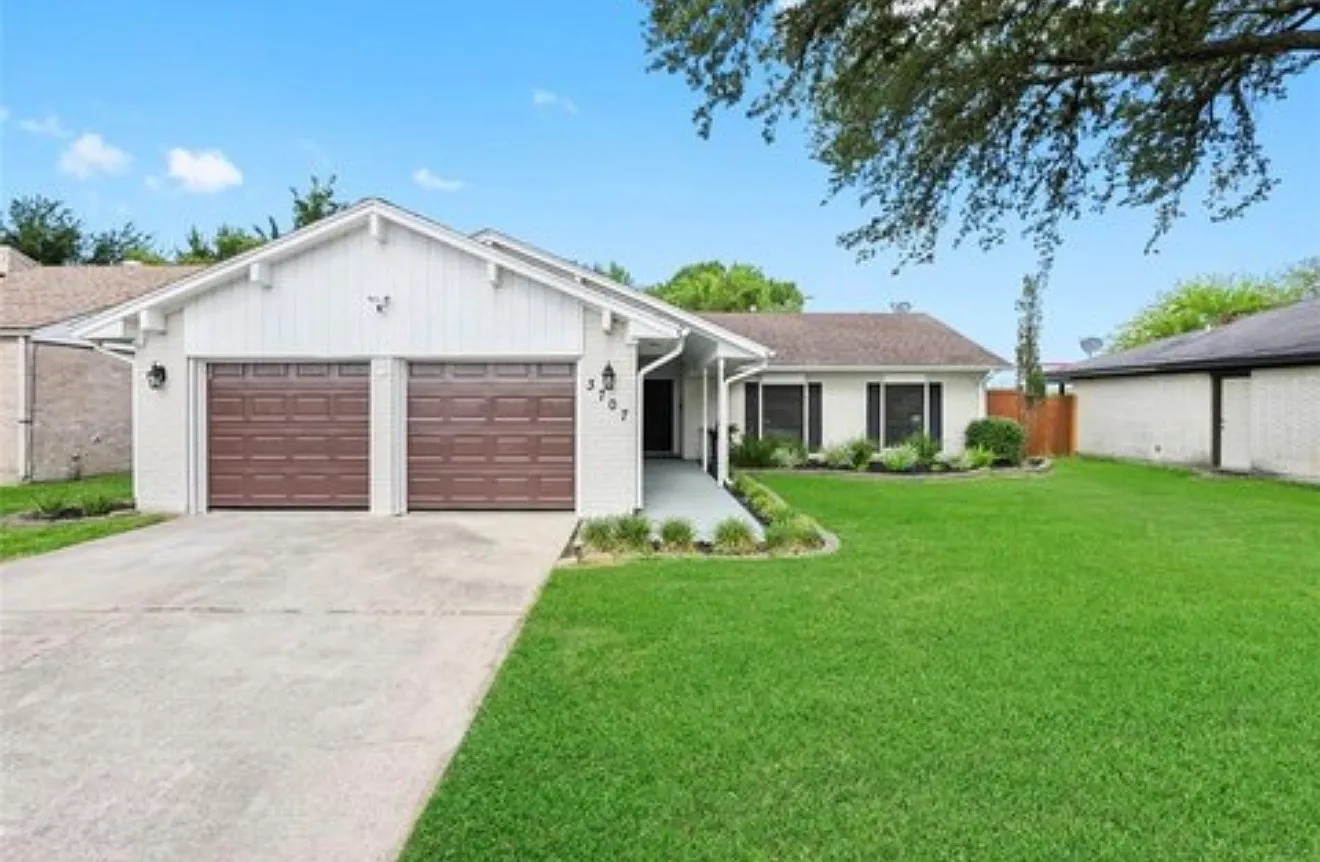 3 bed, 1558 sqft, $2,200 — Photo 1