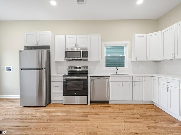 5th image of 532 Ringwood Ave