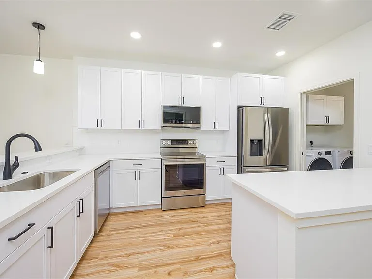 419 SE 1st Ave #102 — Photo 5