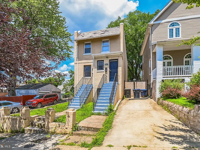 1608 W St SE — Photo 3