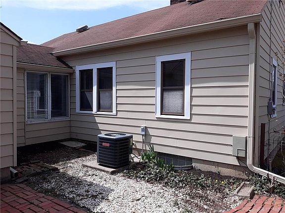 5th image of 42 Hawthorne Dr