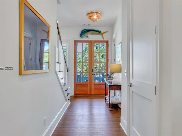 8 Periwinkle Ln, Hilton Head Island, SC 29928