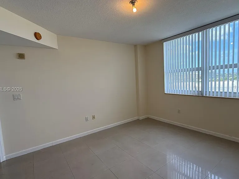19501 W Country Club Dr #1212 — Photo 49