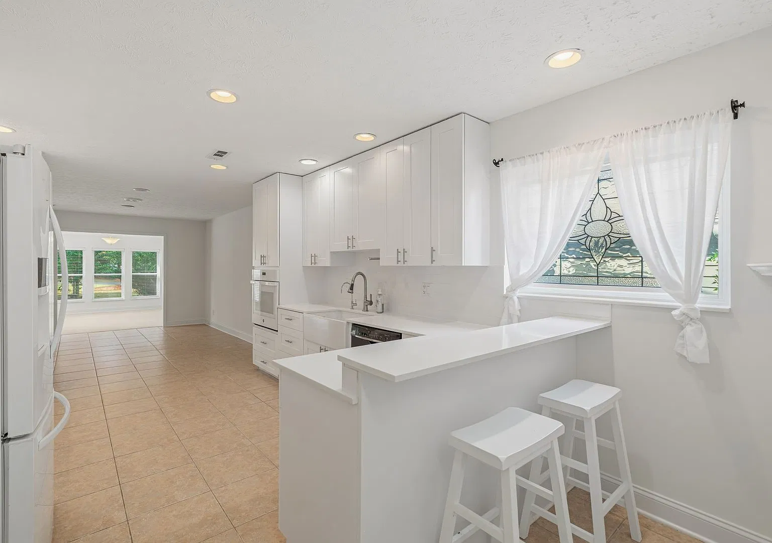 3 bed, 3.0 bath, 2256 sqft, $3,800 — Photo 3