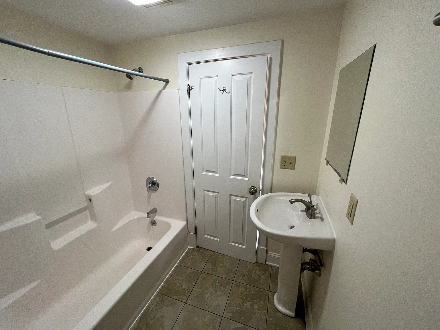 6 bed, $6,150 — Photo 3