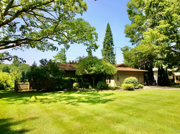 13480 Lakebrook Dr, Fenton, MI 48430