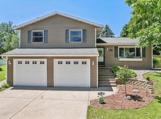 1015 S Holiday Dr, Waunakee, WI 53597